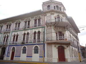 Un esplendoroso edificio de con un mirador frontal  del empresario cauchero  Otoniel Vela Llerena. Fue el Hotel Palace donde arribana y se hospedadban los grandes empresarios y visitantes del extranjero y autoridades procedentes de Lima. Fue construido entre 1908 y 1912.